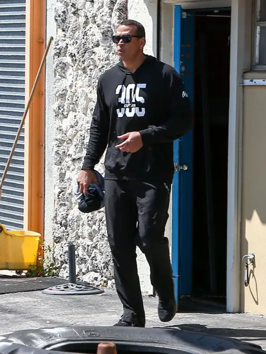 Melansir Hollywood Life, dilaporkan JLo dan A-Rod baru saja meresmikan hubungan mereka dan A-Rod pun juga baru mengkonfirmasi hubungannya dengan JLo pada 31 Maret 2017. Di hari yang sama, keduanya pun terlihat romantis. (doc.hollywoodlife.com)