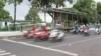 Kondisi lalu lintas sekitar halte Transjakarta yang sedang dibangun di kawasan Kampung Rambutan, Jakarta, Jumat (1/3). Pembuatan halte tersebut bertujuan mempermudah warga untuk mengakses bus Transjakarta. (Liputan6.com/Immanuel Antonius)
