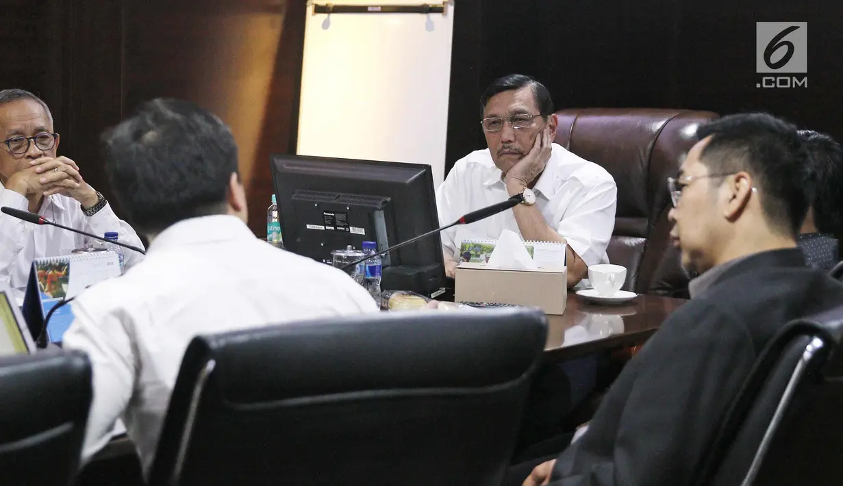 Menteri Koordinator Bidang Kemaritiman Republik Indonesia, Luhut Binsar Pandjaitan (kanan) saat melakukan pertemuan dengan jajaran EMTEK Group di gedung Kementerian Koordinator Bidang Kemaritiman, Jakarta, Rabu (7/3). (Liputan6.com/Herman Zakharia)
