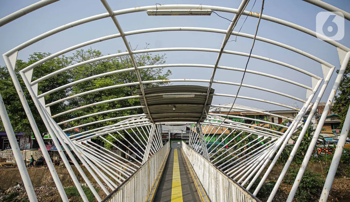 Kondisi jembatan penyeberangan orang (JPO) Jayakarta di kawasan Menteng, Jakarta, Kamis (12/11/2020). Kondisi JPO yang dibangun pada pertengahan 2016 tersebut kini sangat memprihatinkan dengan atap yang sebagian hilang. (Liputan6.com/Faizal Fanani)