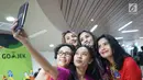 Wanita yang tergabung dalam Gerakan Nasional #SelasaBerkebaya berswafoto saat melakukan kampanye di Stasiun MRT Dukuh Atas, Jakarta, Selasa (25/6/2019). Kegiatan kampanye tersebut untuk mengembalikan jati diri bangsa Indonesia dengan berkebaya di setiap hari Selasa. (Liputan6.com/Immanuel Antonius)
