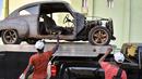 Salah satu Mobil tua yang akan  digunakan sebagai pelengkap syuting film Fast and Furious 8 di Havana, Kuba (28/4). Pembuatan film Fast & Furious 8 membuat warga Kuba antusias berdatangan ke lokasi syuting. (AFP PHOTO/ADALBERTO ROQUE)