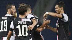 Striker Juventus, Cristiano Ronaldo, melakukan selebrasi bersama Paulo Dybala usai membobol gawang Bologna pada laga Serie A di Stadion Renato Dall'Ara, Senin (22/6/2020). Juventus menang 2-0 atas Bologna. (AP/Massimo Paolone)