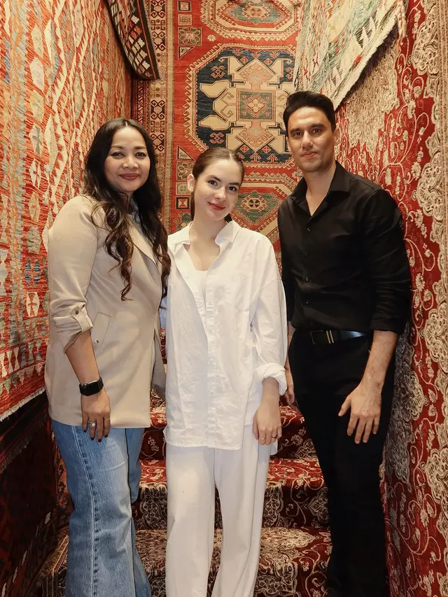 6 Potret Kebersamaan Steffi Zamora dan Nino Fernandez, Salfok Pakai Outfit Senada