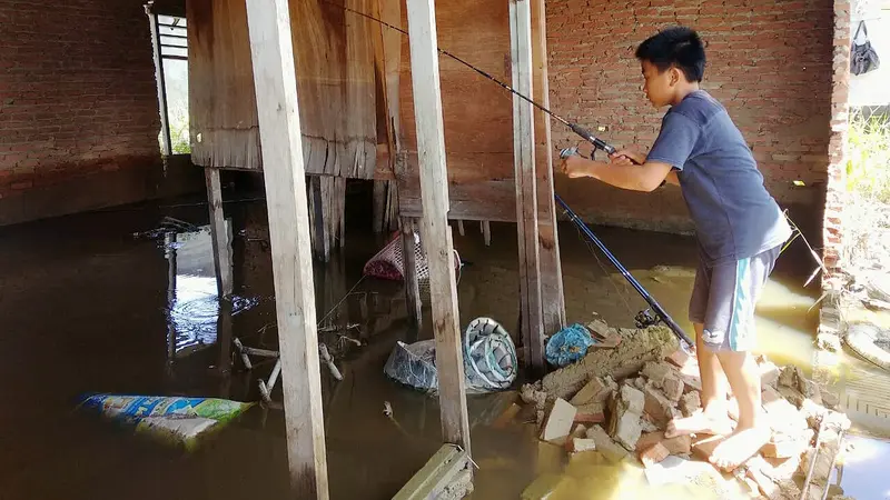 Aksi Heroik Bocah Korban Banjir