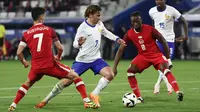 Gelandang Prancis #07 Antoine Griezmann (tengah) berebut bola dengan pemain Kanada #08 Ismael Kone (2 kanan) dan #07 Stephen Eustaquio dalam duel uji coba internasional terakhir jelang Euro 2024 di Matmut Atlantique, Bordeaux, Senin (10/6/2024) dini hari WIB. (ROMAIN PERROCHEAU / AFP)