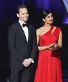 Meski baru saja putus cinta, Tom Heddleston tetap terlihat baik-baik saja saat berada di atas panggung bersama Pryanka Chopra. Beberapa kali ia terlihat melempar senyum dan terlihat romantis bersama Pryanka. (AFP/Bintang.com)