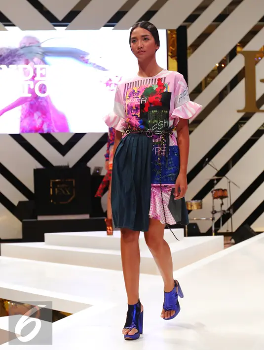 Seorang berjalan membawakan busana koleksi Wonder Anatomie saat penutup Fashion Nation Tenth Edition (FNX) di Senayan City, Jakarta, (23/4).Busana bernuansa ceria, atraktif dengan motif Floral. (Liputan6.com/Angga Yuniar)