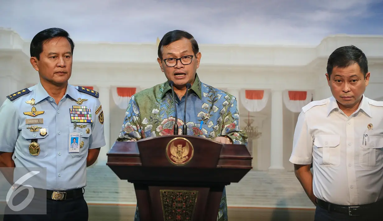 Sekretaris Kabinet Pramono Anung (tengah) memberikan keterangan kepada awak media usai ratas di Kantor Presiden, Jakarta, Jumat (8/1/2016). Rapat membahas pemanfaatan Ruang Udara di Selatan Pulau Jawa. (Liputan6.com/Faizal Fanani)