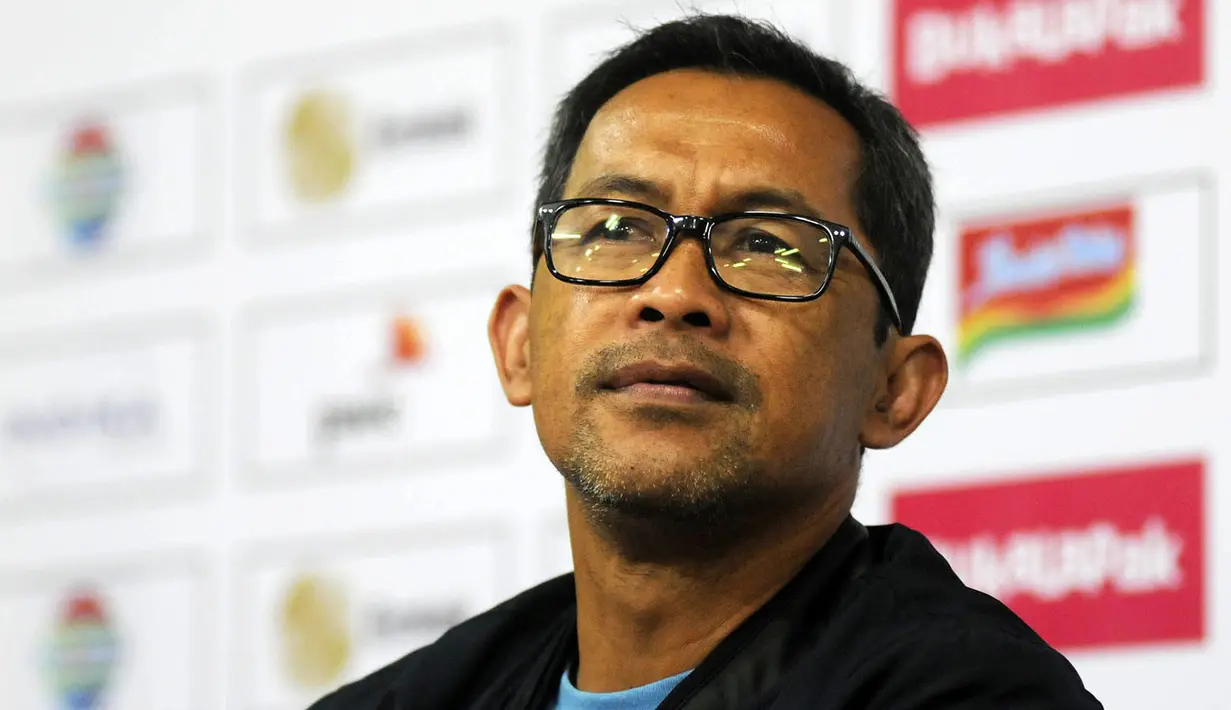 Pelatih kepala Persebaya Surabaya, Aji Santoso merupakan pemain sekaligus kapten Timnas Indonesia di ajang Piala Tiger 2000. Di bawah kepemimpinannya, Skuat Merah Putih berhasil menembus babak final untuk pertama kalinya. Namun, Aji dkk harus kalah 1-4 dari Thailand. (Bola.com/Iwan Setiawan)