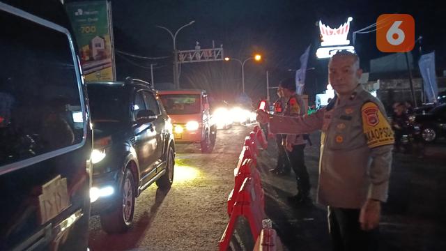 Wakapolda Banten, Brigjen Pol Hengki, Ikut Mengatur Lalu Lintas. (Jumat, 28/03/2025). (Yandhi Deslatama/Liputan6.com).