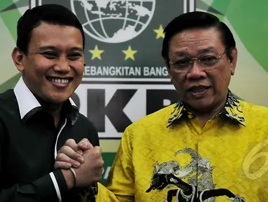 Ketua Umum Golkar Agung Laksono (kanan) disambut Sekjen PKB Kadir Karding saat PP Partai Golkar Munas Ancol berkunjung ke DPP PKB, Jl. Raden Saleh, Jakarta. Rabu (18/3/2015). (Liputan6.com/Johan Tallo)