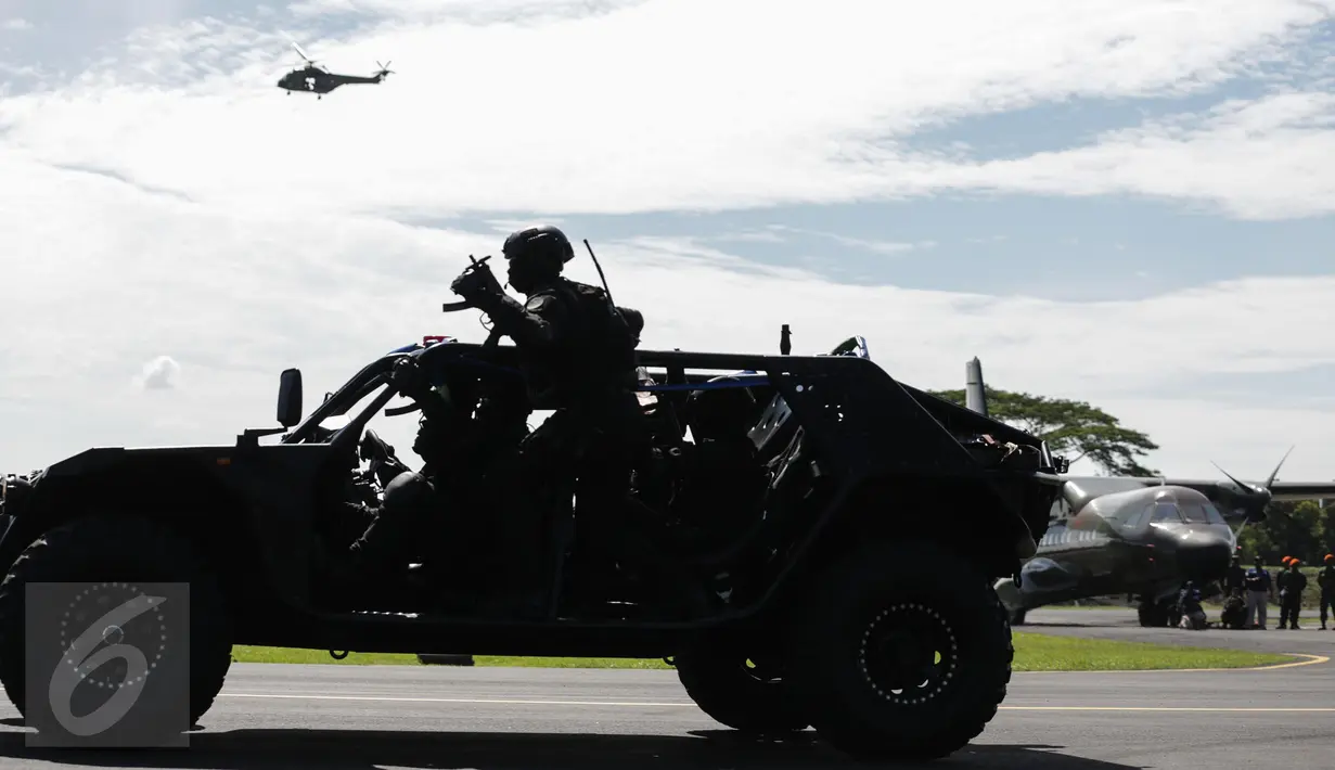 Anggota Paskhas TNI AU menggunakan kendaraan taktis saat unjuk kebolehan simulasi penyelamatan sandera dalam rangkaian acara HUT TNI AU di Halim Perdanakusuma, Jakarta, Minggu (9/4). TNI AU memperingati HUT ke-71. (Liputan6.com/Faizal Fanani)