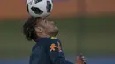 Striker Brasil, Neymar, melakukan juggling saat latihan di Granja Comary, Rio de Janeiro, Selasa (22/5/2018). Latihan ini merupakan persiapan jelang Piala Dunia 2018. (AFP/Mauro Pimentel)
