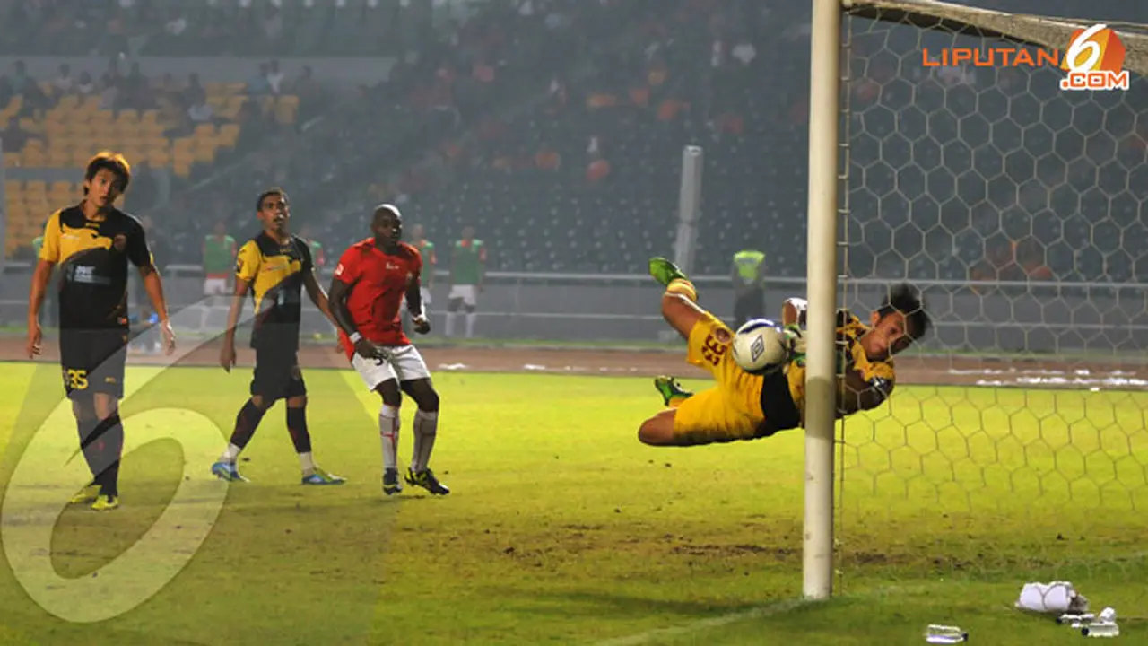 persija-vs-persiwa-helmi-130731b.jpg