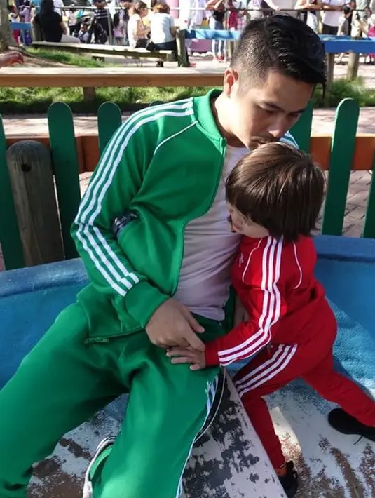 Erick dan El kali ini terlihat sedang bersama di sebuah tempat bermain. Keduanya pun kompak memakai setelan baju training dengan warna berbeda. Erick memakai warna hijau sedangkan El warna merah. Lucu banget kan? (Instagram/erickbanaiskandar)