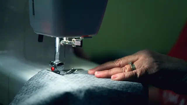 Ilustrasi menjahit (Foto: Unsplash/Alexander Grey)