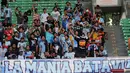 Sejumlah suporter Persela Lamongan menyaksikan langsung laga Laskar Joko Tingkir melawan Persija di Stadion GBK Jakarta, Minggu (1/3/2015). Persija kalah 0-1 dari Persela. (Liputan6.com/Helmi Fithriansyah)