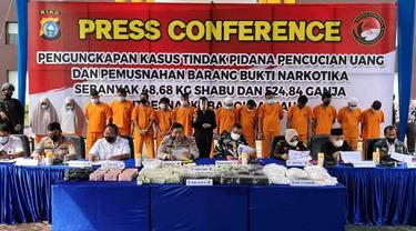 Konperensi pers pengungkapan peredaran narkoba di Riau dengan sejumlah tersangka.