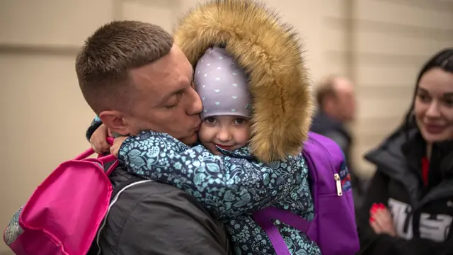FOTO: Momen Haru Perpisahan Keluarga Ukraina di Tengah Perang