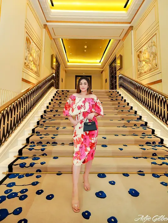 "Nggak ngerti. Kalau itu ditanya ke Kalina nya langsung aja," katanya. 
 (Instagram/celine_evangelista)