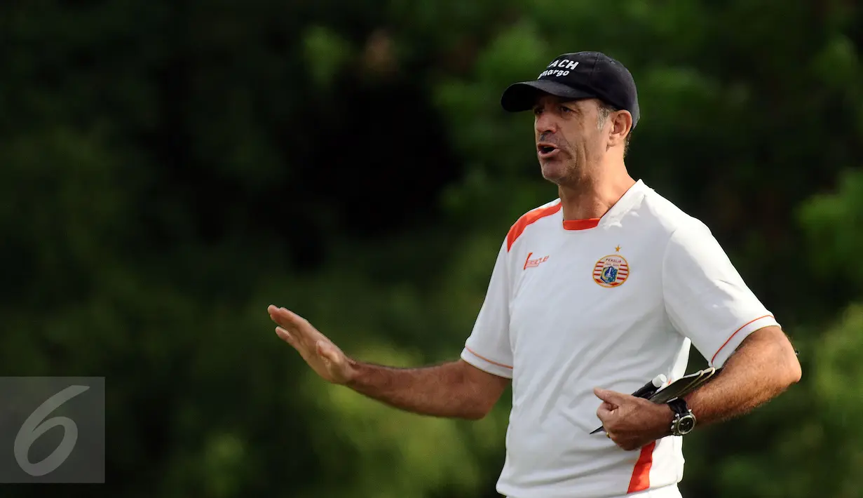 Pelatih Persija, Paulo Camargo memberikan instruksi saat laga uji coba melawan tim Pra PON DKI Jakarta di NYTC Sawangan, Depok, Sabtu (27/2/2016). Persija unggul 2-0 atas Pra PON DKI Jakarta. (Liputan6.com/Helmi Fithriansyah)