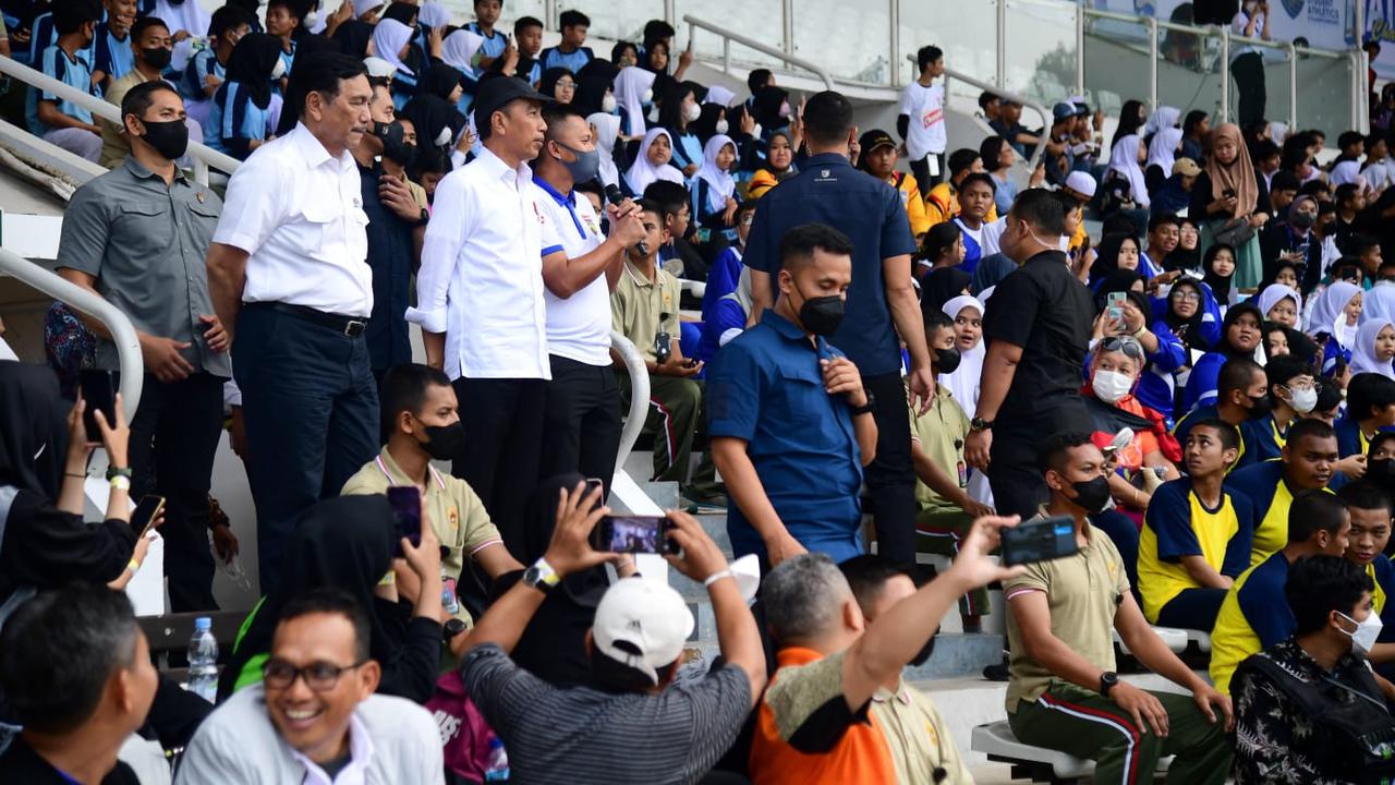 Presiden Jokowi menyaksikan pertandingan cabang olahraga lari estafet regu putra dan putri dalam kompetisi SAC Indonesia di Stadion Madya Gelora Bung Karno