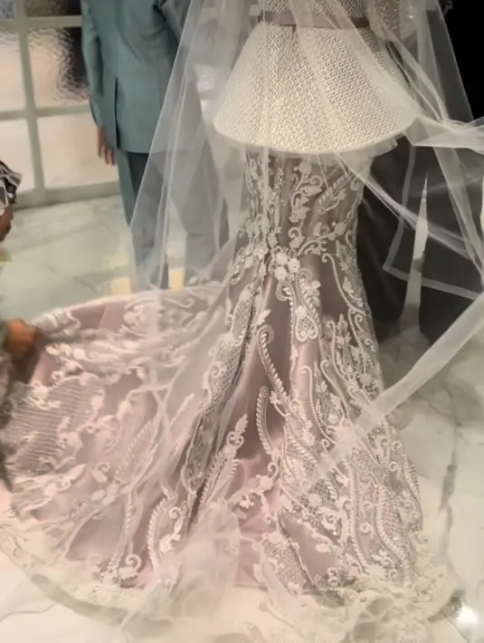 Sampai bagian belakang, bordir dan payet mutiara tersebar dengan indahnya. Menyatu dengan material tulle dari kerudungnya. (Foto: Instagram @rya_baraba)