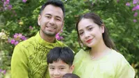 Raffi Ahmad dan Nagita Slavina pun tampil dengan baju serba hijau. Begitupun dengan rayyanza dan Rafathar. @raffinagita1717