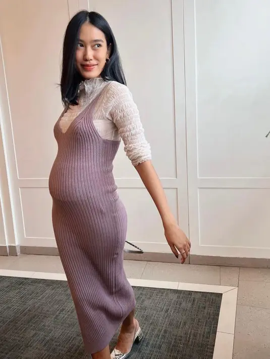 Dress model bodycon yang ketat tersebut memperlihatkan baby bump-nya yang kian membesar.  (Instagram/alikaislamadina).