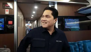 Ketua umum PSSI, Erick Thohir saat mencoba kereta cepat Whoosh bersama dengan sejumlah perwakilan FIFA dari Stasiun Halim, Jakarta, ke Stasiun Tegalluar, Bandung, pada Senin (9/10/2023). (Bola.com/Abdul Aziz)