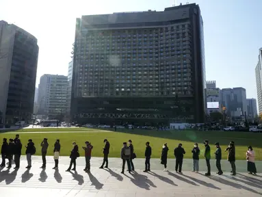 Warga antre untuk melakukan uji COVID-19 di tempat pengujian darurat, Seoul, Korea Selatan, Rabu (24/11/2021). Kasus COVID-19 di Korea Selatan menembus 4.000 dalam sehari untuk pertama kalinya sejak dimulainya pandemi. (AP Photo/Ahn Young-joon)