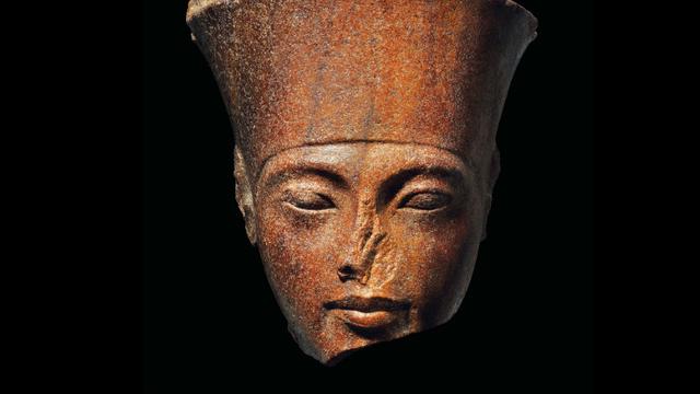 Patung kepala dari Firaun Tutankhamun yang dilelang di London.