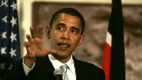 Barack Obama saat konferensi pers di sebuah hotel di kota Nairobi, Kenya (25/8/2006). Obama lahir di Hawaii dari ayah yang berdarah Kenya dan ibu berdarah AS. (AFP PHOTO / MARCO LONGARI)