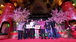 Menkominfo Rudiantara (kiri) berpose bersama para juara  di pameran foto dan penyerahan Anugerah Pewarta Foto Indonesia 2013-2014 di Grand Indonesia, Jakarta, Sabtu (28/2/2015). (Liputan6.com/Faizal Fanani)