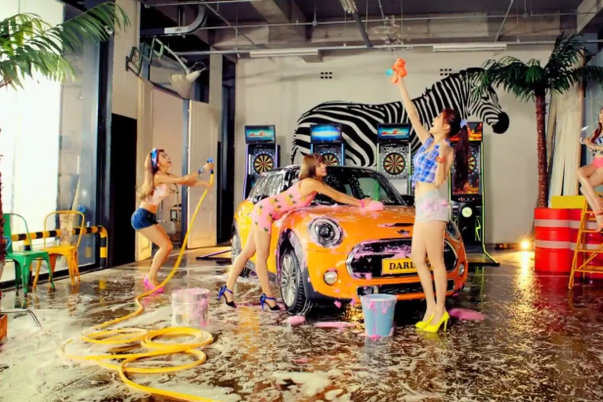 Mengintip Aksi Seksi Girlband Korea Mencuci MINI Cooper