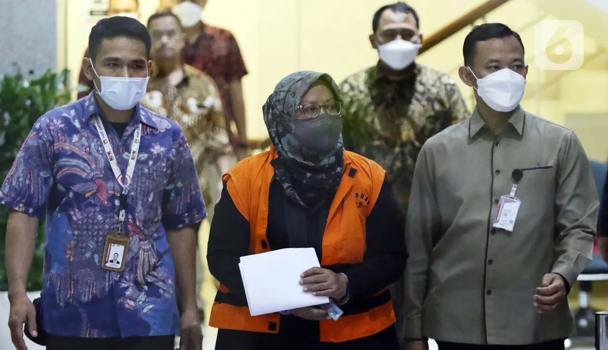 <p>Bupati Bogor 2018-2023, Ade Yasin (tengah) bersiap menjalani rilis penetapan tersangka dan penahanan di Gedung KPK, Jakarta, Kamis (28/4/2022). Ade Yasin ditetapkan sebagai tersangka dugaan suap pengurusan laporan keuangan Pemerintah Kabupaten Bogor tahun 2021. (Liputan6.com/Helmi Fithriansyah)</p>