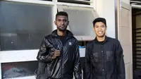 Rudolof Yanto Basna (kiri) dan Dinan Yahdian Javier memilih fokus kuliah setelah kompetisi ISL tidak ada lagi. (Bola.com/ Vincensius Sawarno)