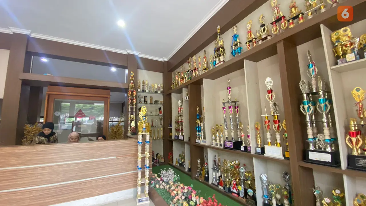 Sederet piala penghargaan yang diraih siswa SMK Pasim Plus Kota Sukabumi (Liputan6.com/Istimewa).