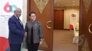Menlu Retno Marsudi (kanan) menerima Menlu Vanuatu Salto Kilman disela acara KAA ke-60 di JCC, Jakarta (19/4/2015).Pertemuan membahas rencana pembukaan kedutaan Vanuatu di Indonesia. (Liputan6.com/Herman Zakharia)