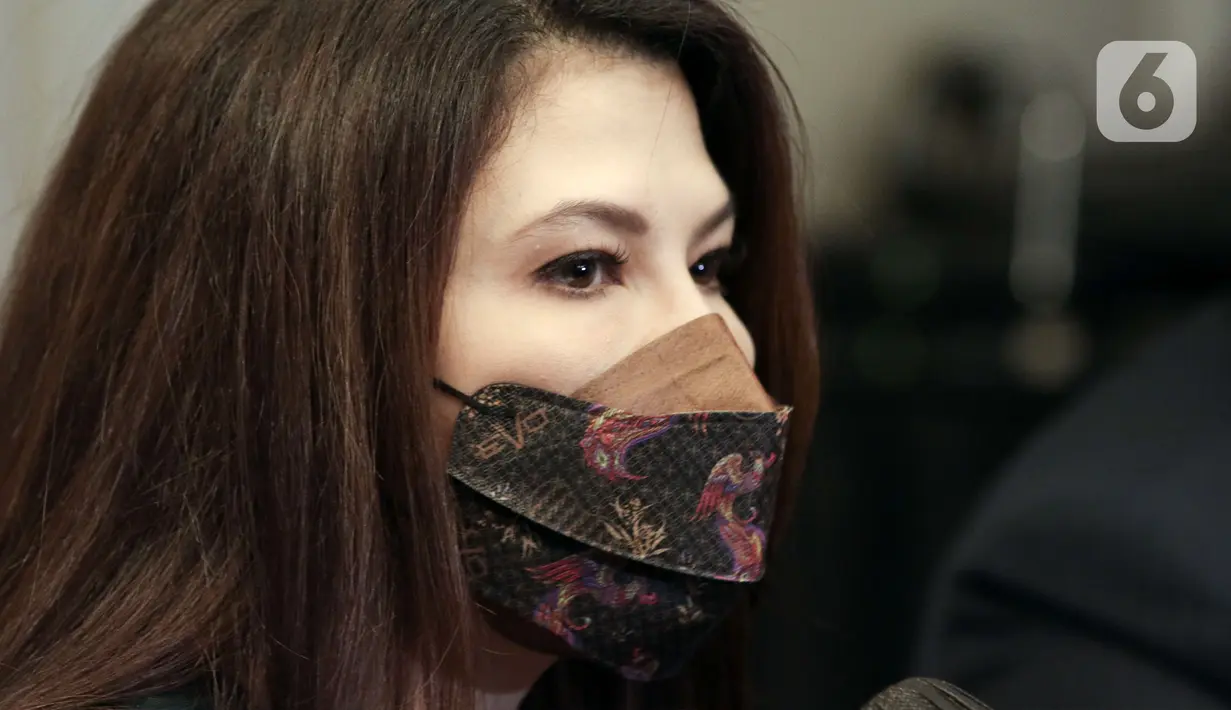 Aktris Tamara Bleszynski saat jumpa pers soal penggelapan aset properti di kawasan Kemang, Jakarta, Rabu (22/6/2022). Tamara melaporkan pengurus hotelnya terkait penggelapan, selama 19 tahun tidak pernah terima haknya sebagai pemilik saham. (Liputan6.com/Herman Zakharia)