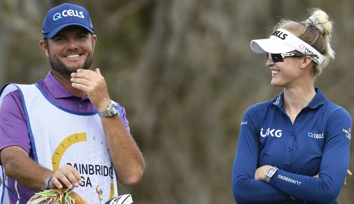 Korda pun juga suka bercanda untuk melepaskan ketegangan dengan seorang pramugolf pria (caddie) yang menemaninya atau dengan pegolf lainnya. (Foto: AP/Stan Badz)