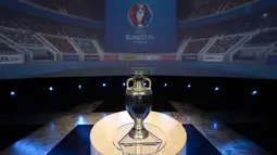 Trofi Piala Eropa Yang Siap Diperebutkan Negara-Negara Eropa Tahun 2016 di Perancis, Mendatang.