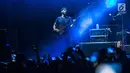 Ekspresi basis Incubus, Ben Kenny saat menggelar konser di Jakarta, Rabu (7/2). Konser musik ini bertajuk Incubus Live In Jakarta. (Liputan6.com/Faizal Fanani)