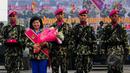 Pasukan Marinir berpose bersama Ibu Asuh Prajurit Tidur Korps Marinir, Endah Ade Supandi , Jakarta, Kamis (2/4/2015). (Liputan6.com/Yoppy Renato)