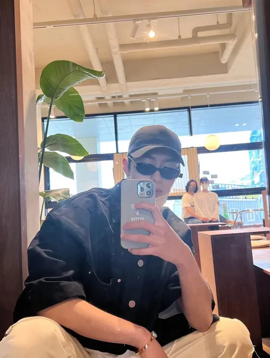 Seakan adu gaya dengan lawan mainnya, Lee Jae Wook tetap melakukan mirror selfie meski kedua rekannya berada jauh di sana. Tampak ada Shin Seung Ho dan Yoo In Soo yang ada di belakangnya memakai baju putih. Sementara itu, aktor tampan itu akan segera menggelar fan meeting yang bertajuk '2023 Lee Jae Wook Asia Tour Fan Meeting in Jakarta' pada 25 Februari 2023 di Kasablanka Hall, Jakarta. (Liputan6.com/IG/@jxxvvxxk)