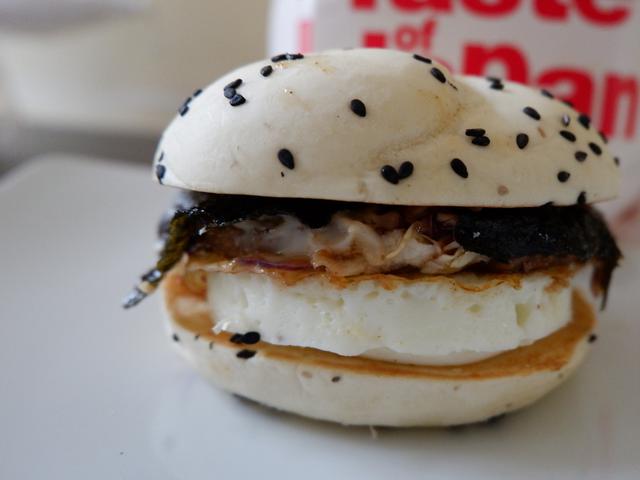 mencicipi 3 varian burger rasa jepang