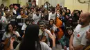 Relawan Musica Para el Alma tampil dalam konser flash mob di aula utama Rumah Sakit Alvarez di Buenos Aires, Argentina (12/6). Aksi para relawan itu pun menginspirasi lahirnya gerakan serupa di berbagai negara. (AFP Photo/Eitan Abramovich)