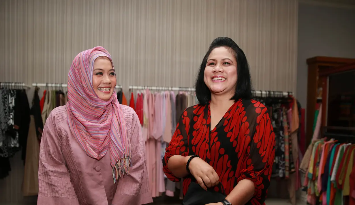Iriana Jokowi Kunjungi Tuty Adib Untuk Fitting Baju (M. Akrom Sukarya/Bintang.com)