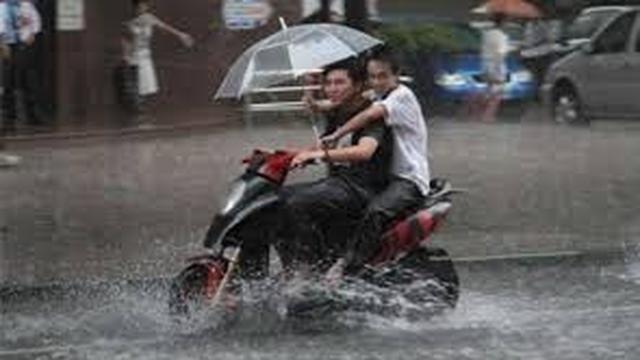 6 Momen Apes Kecipratan Air di Jalan Raya Ini Melatih Kesabaran, Jadi Elus Dada